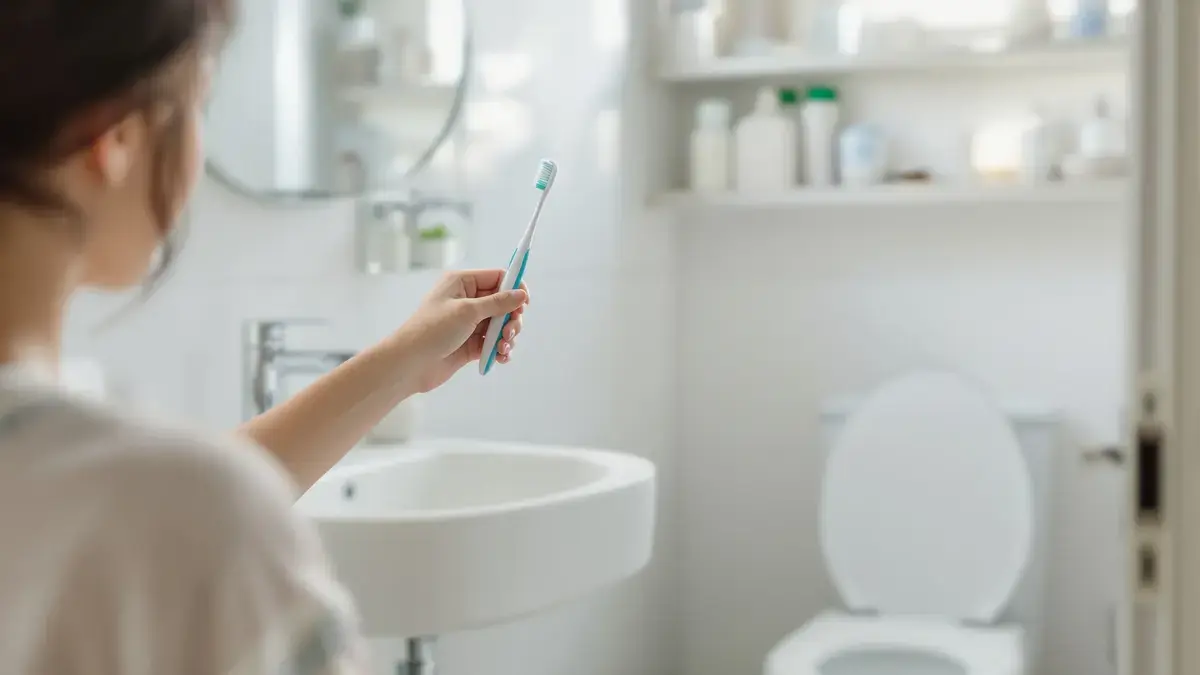 Tento trik s úložným prostorem na kartáček zlepší váš dech bez námahy